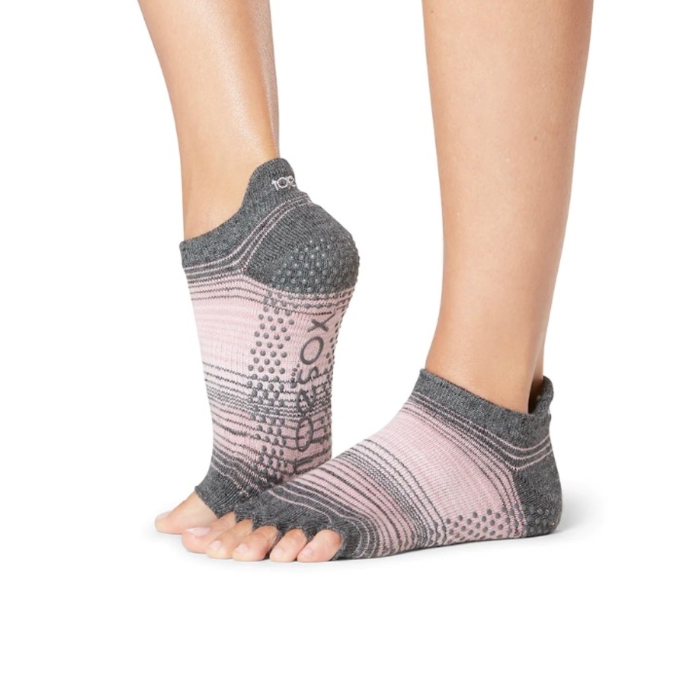 Toesox Half Toe Low Rise Grip Socks Size Medium Light Pink Barre Pilates EUC